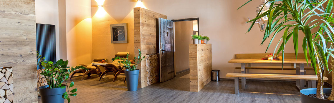 Ruhige Wellness-Lounge mit Liegen im Vitadrom